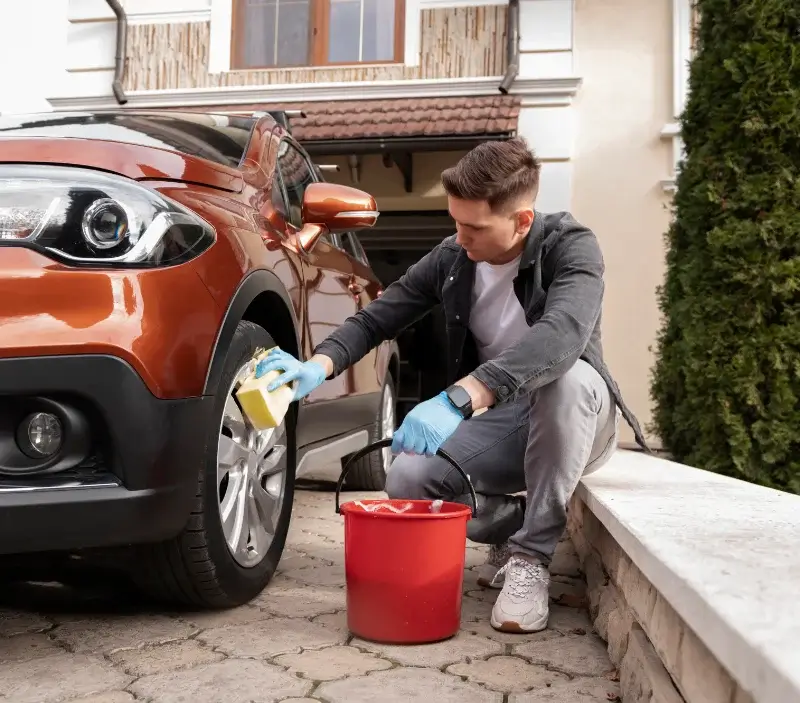 Lavage auto à domicile Sains-en-Amiénois : professionnel intervenant sur un véhicule